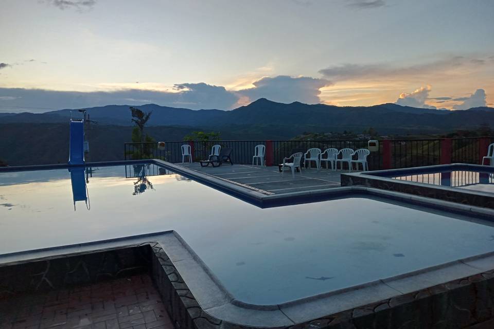 Una atardecer en la piscina