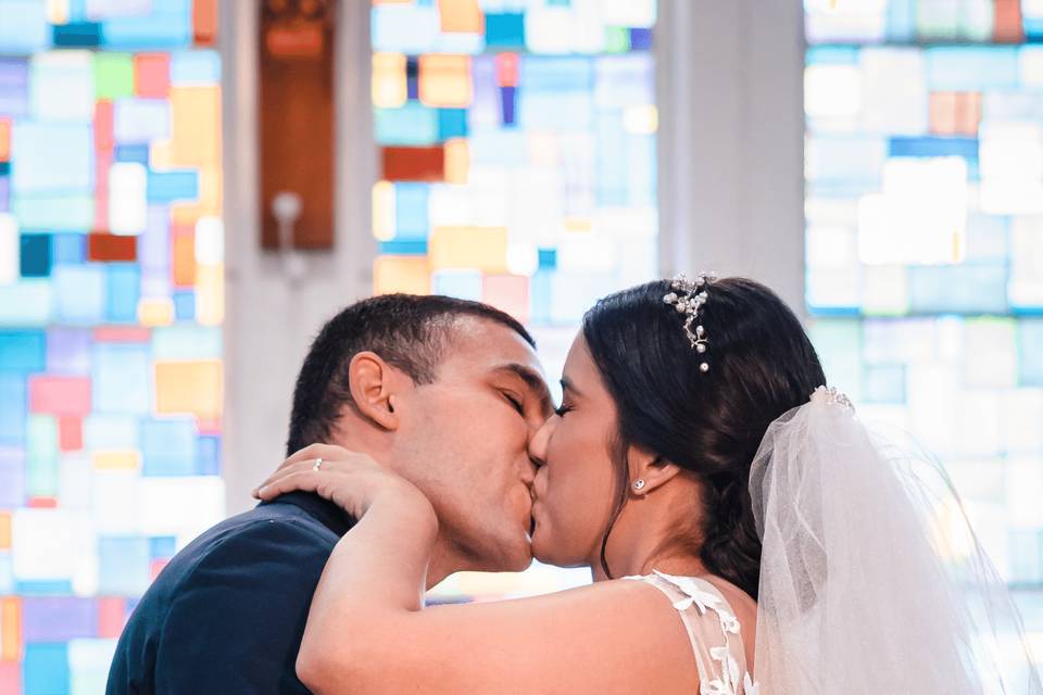 Beso novios en ceremonia