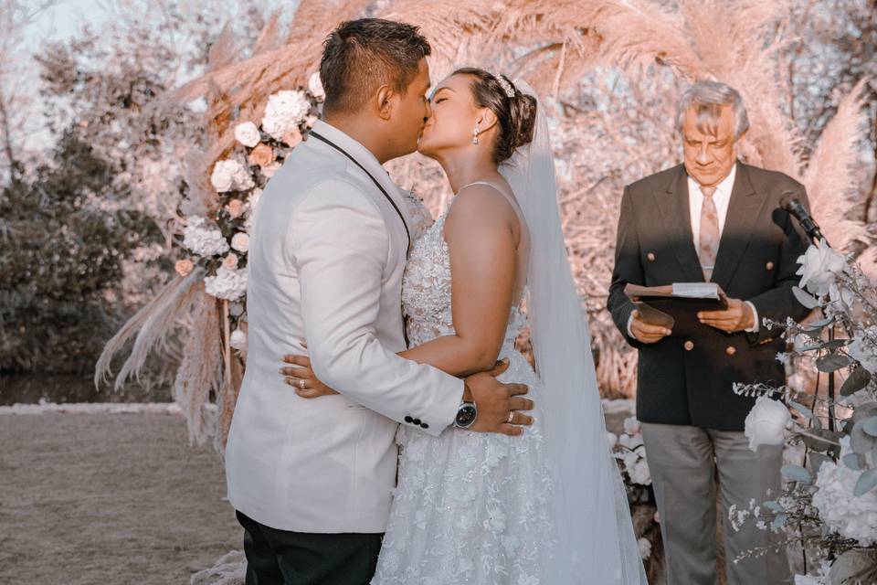 Beso novios en ceremonia