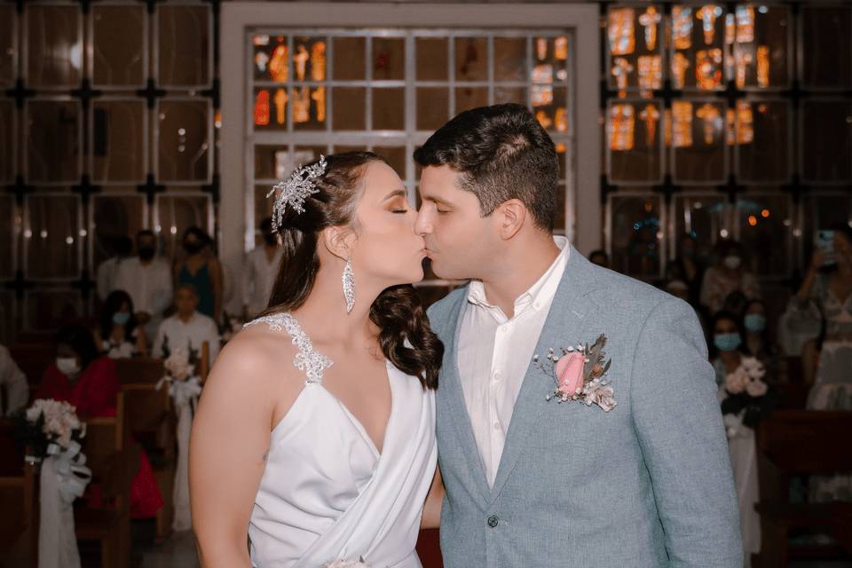 Beso novios en ceremonia