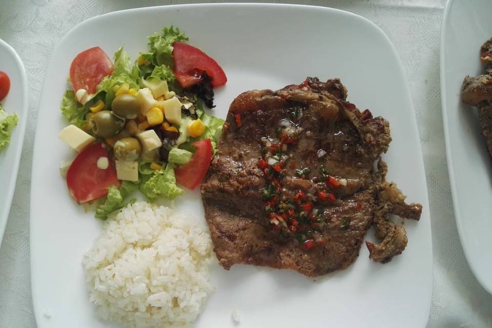 Churrasco, arroz blanco ensala