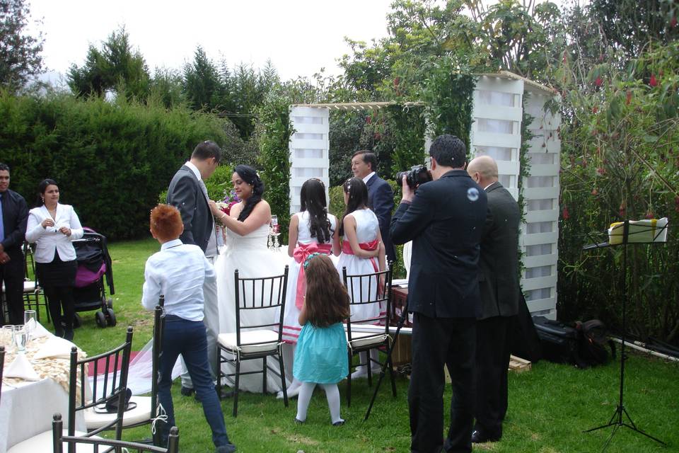 Novios en ceremonia