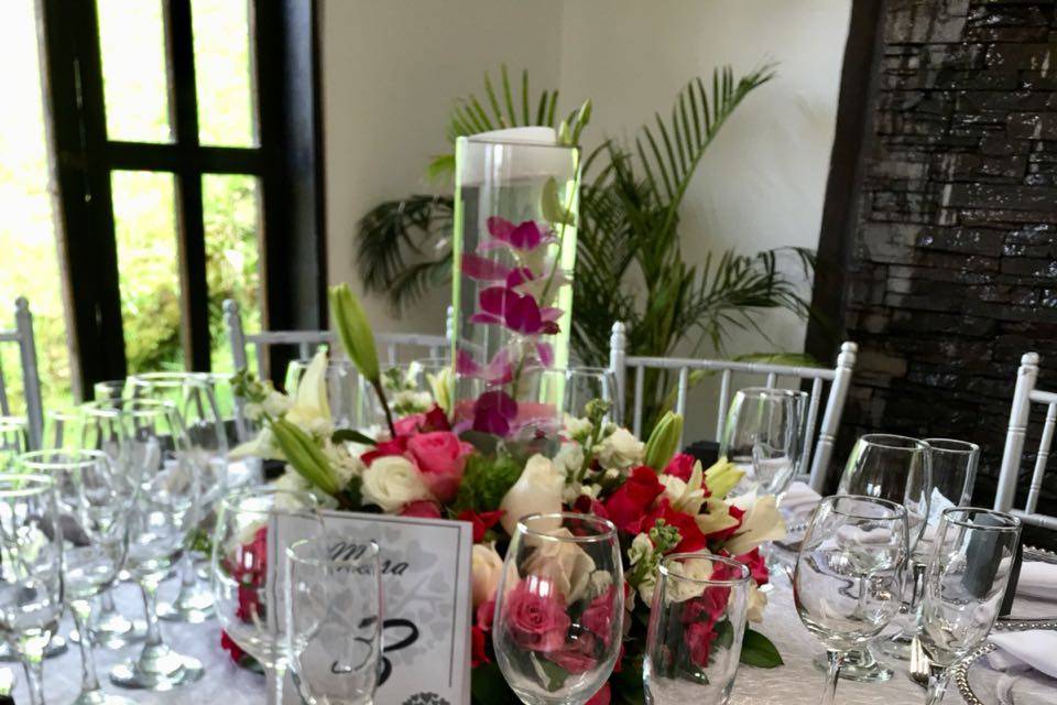 Orquideas y rosas para la mesa