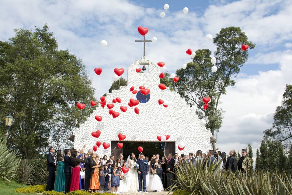 Globos a la salida de la iglesia