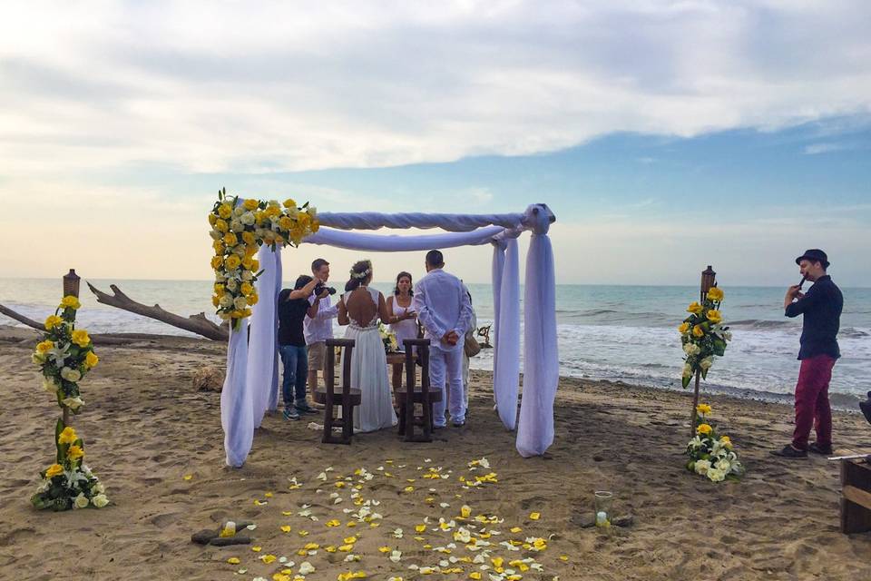 Una ceremonia en la playa