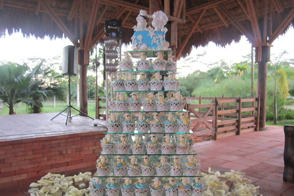 Torre de cup cakes con figuras