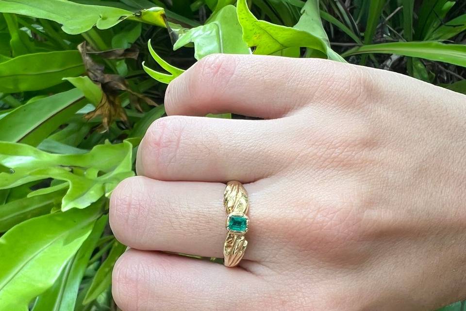 Anillo con esmeralda