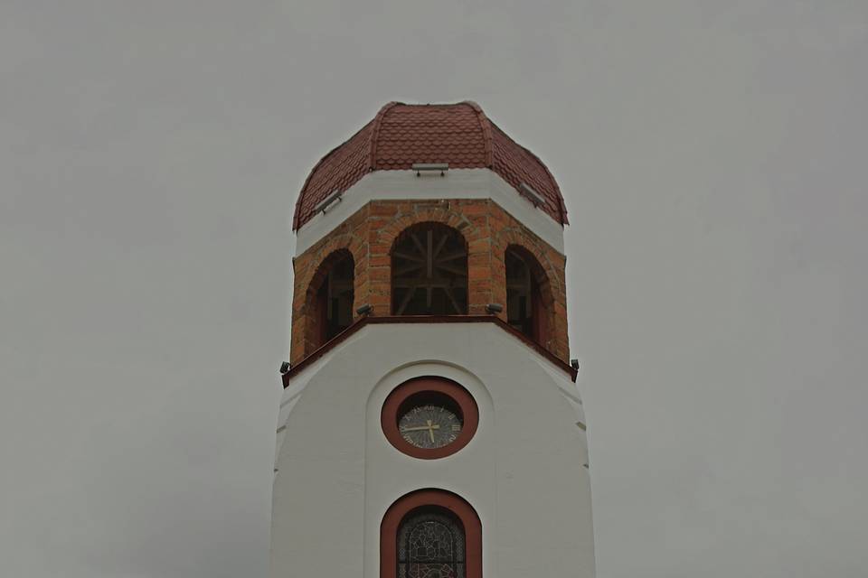 Frente a la iglesia