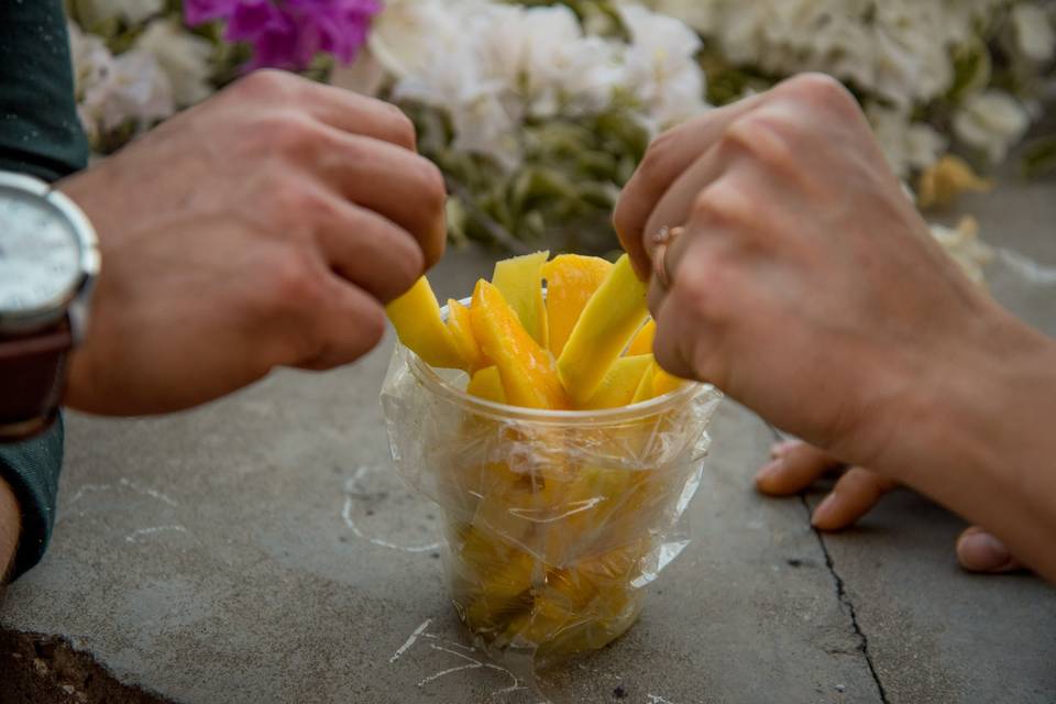 Parejas felices con mango