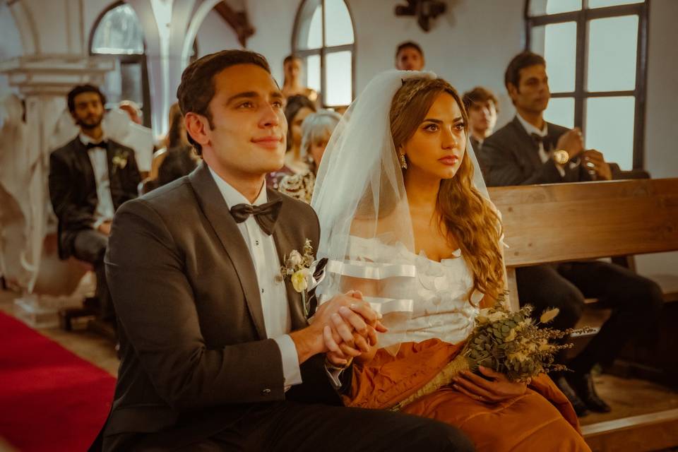 Novios casándose