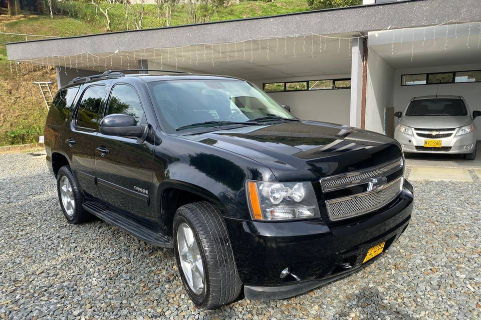 Chevrolet Tahoe negra 2014