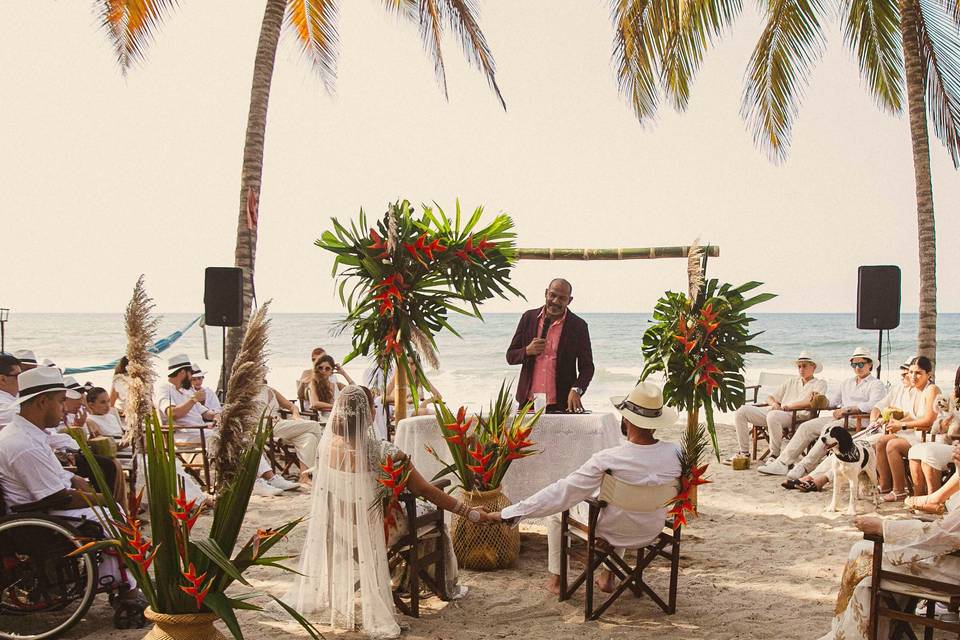 Novios casándose en la playa