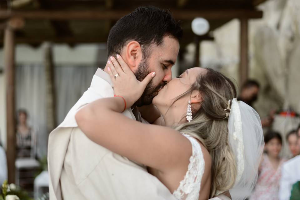 Pareja dándose un beso