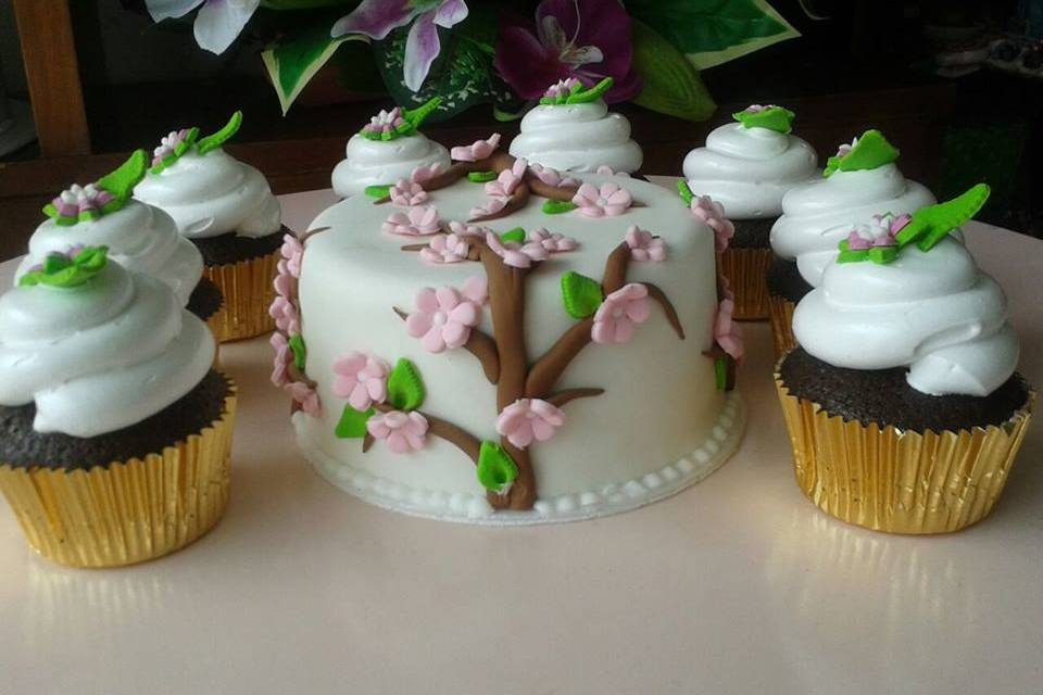 Pastel y cupcakes