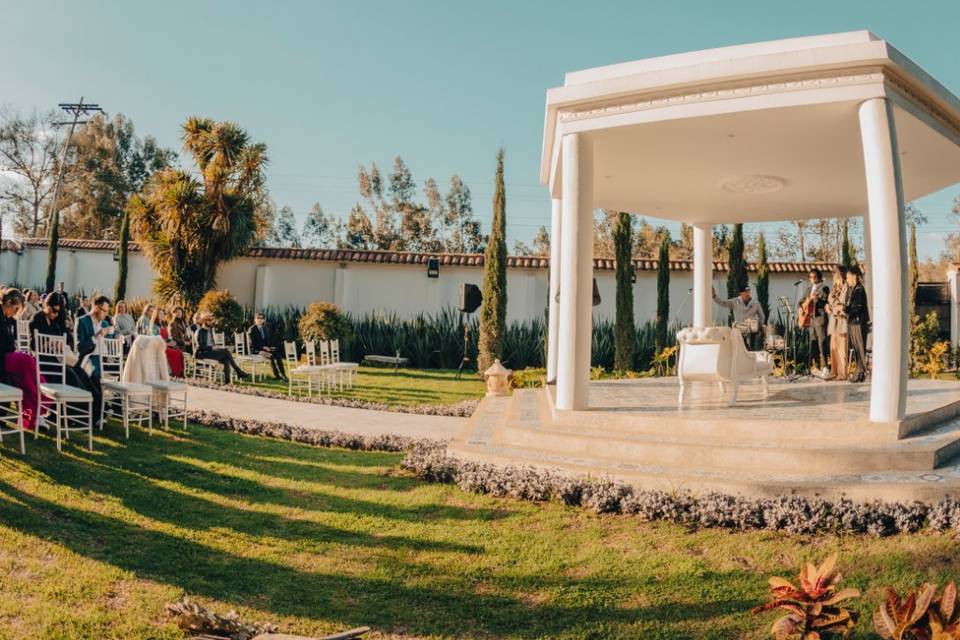 Jardín y gazebo