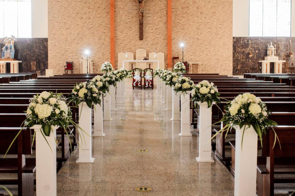 Camino de flores al altar