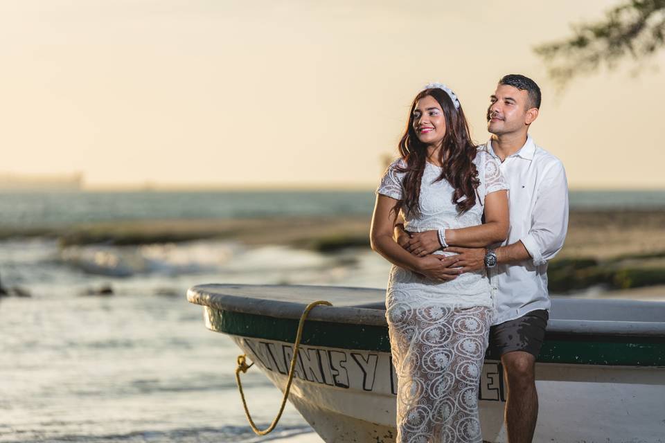 Novios en atardecer