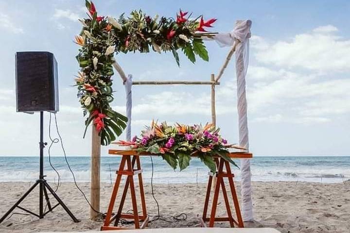 Altar en playa tropical