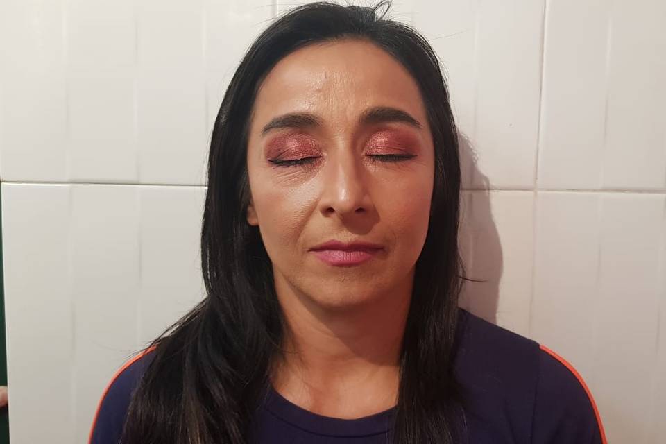 Maquillaje glam en tono rojizo