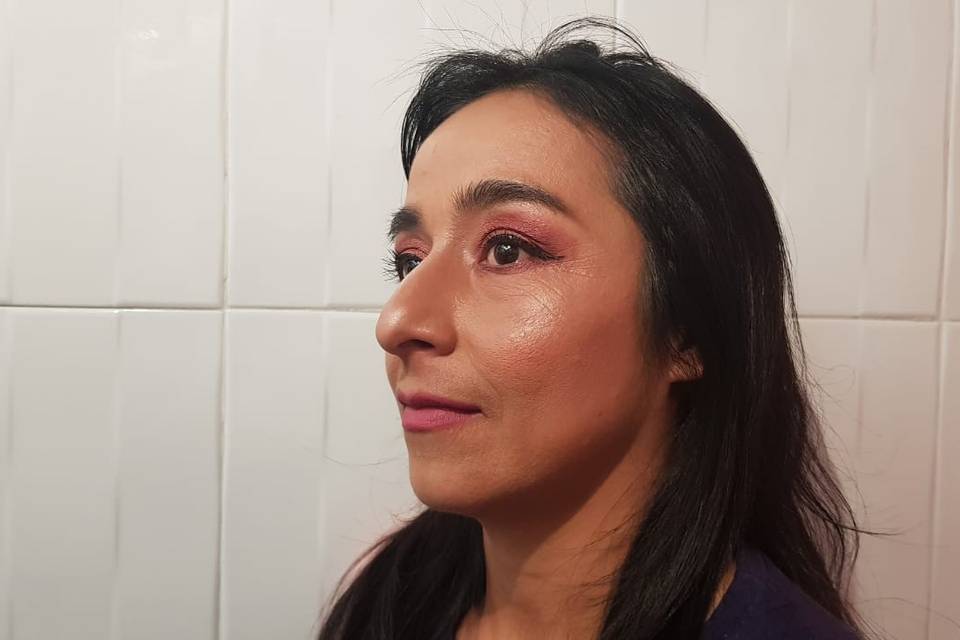 Maquillaje glam en tono rojizo