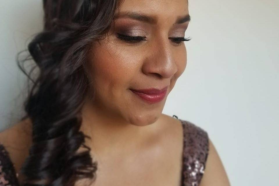 Maquillaje glam en tonos lilas