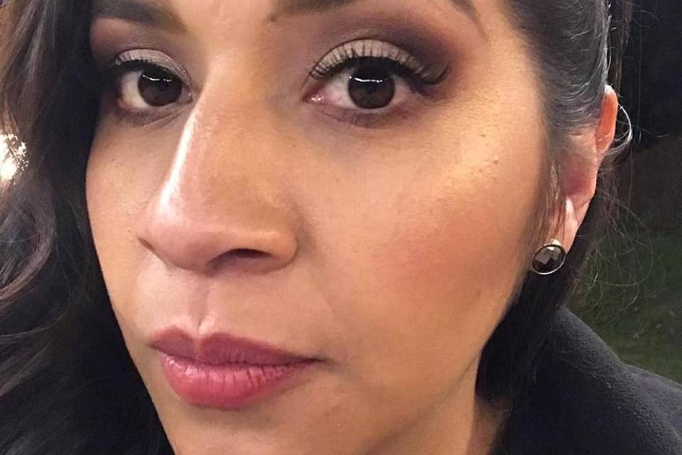 Maquillaje glam en tonos lilas