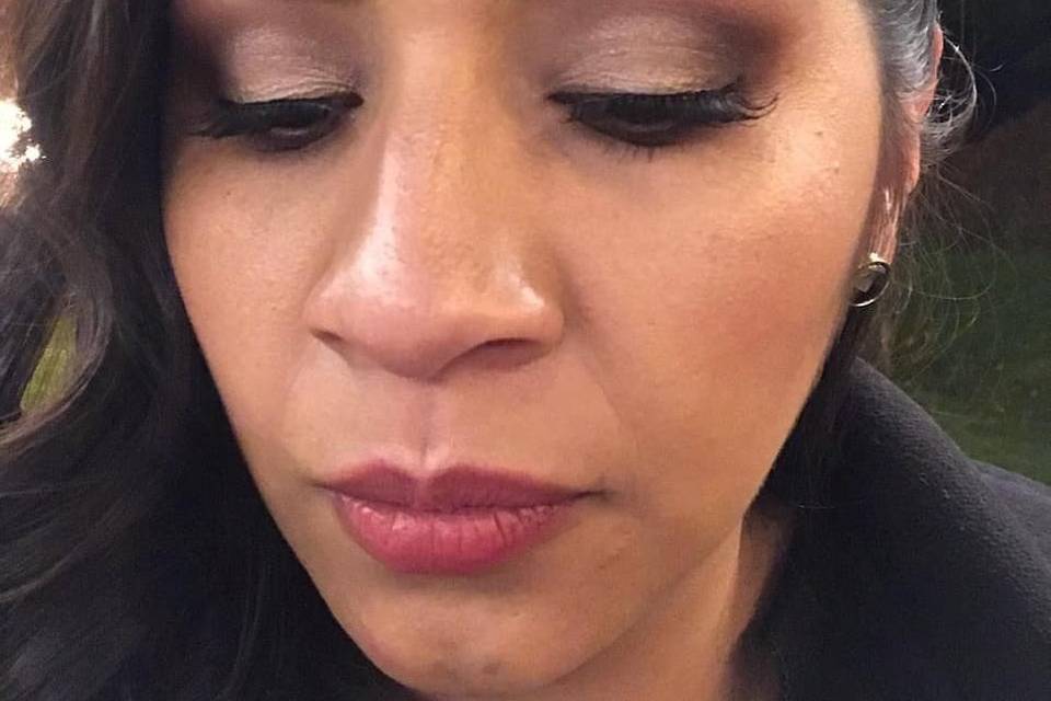 Maquillaje glam en tonos lilas