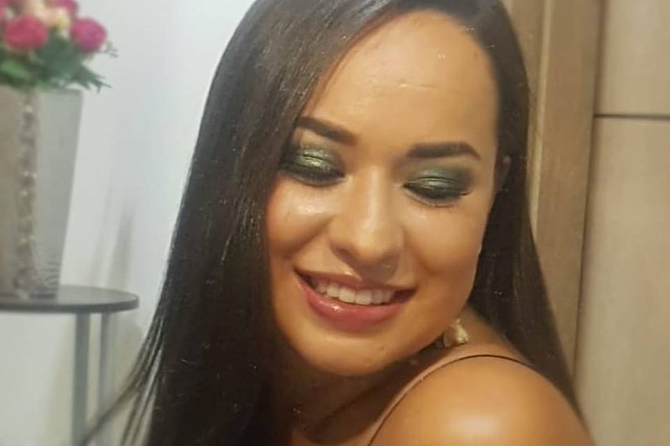 Maquillaje glam en tono verde
