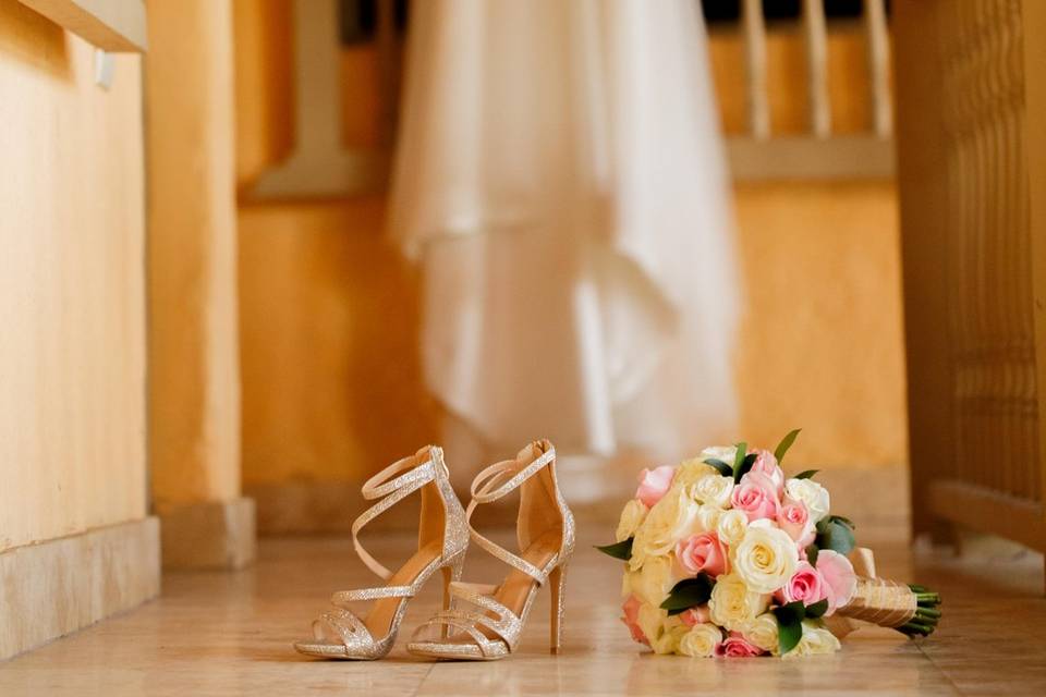 Vestido, zapatos y bouquet