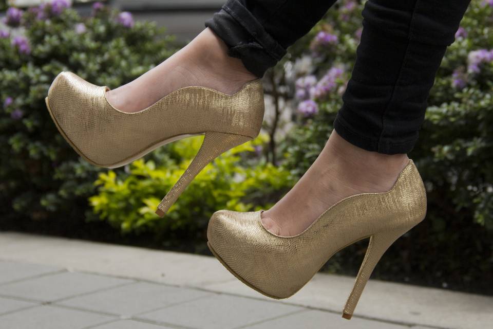 Zapatos novia dorados.