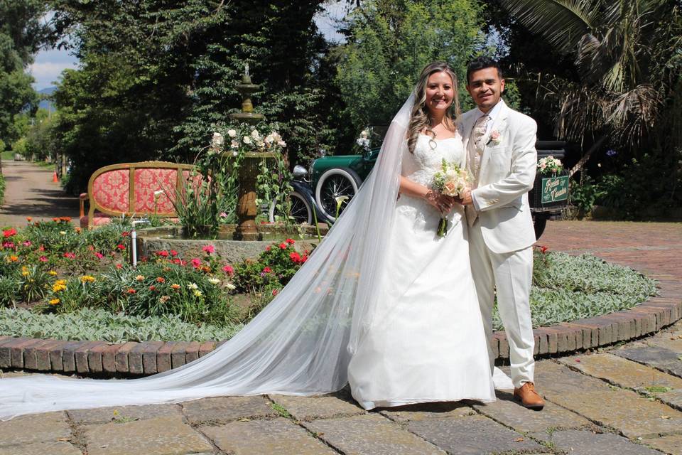 Novios en la fuente