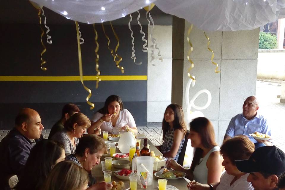 Delicioso almuerzo en familia