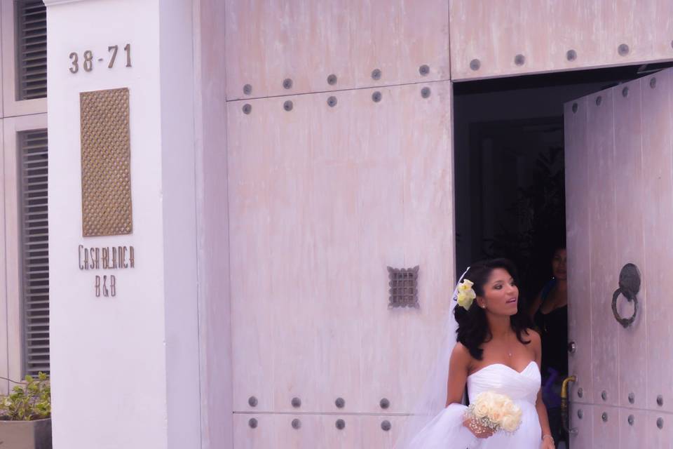 Novia esperando ir a la iglesia