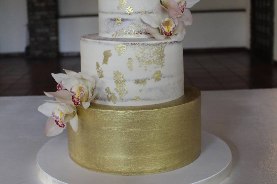 Torta seminaked piso dorado