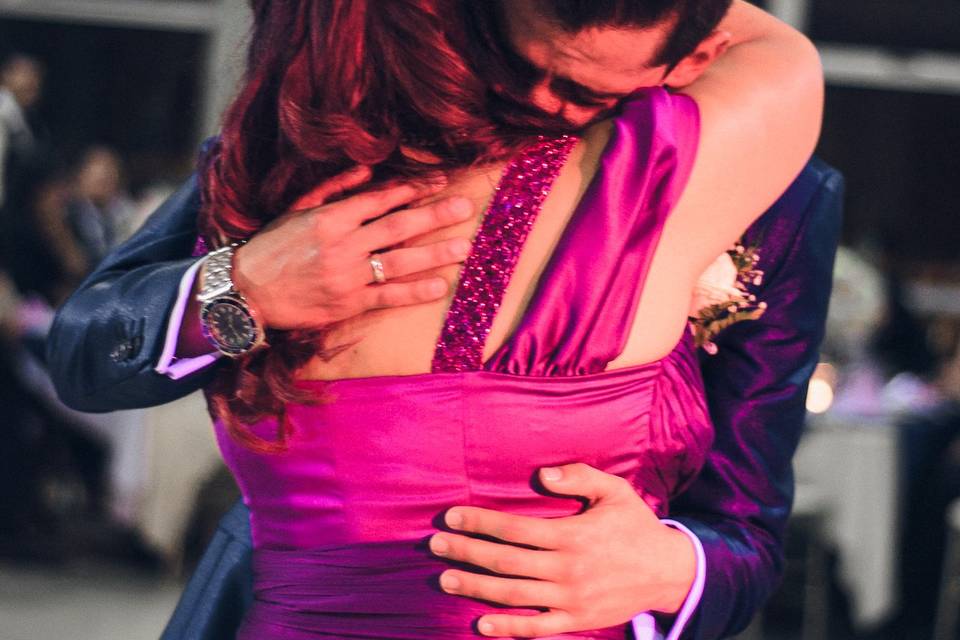 EL novio abraza su mamá