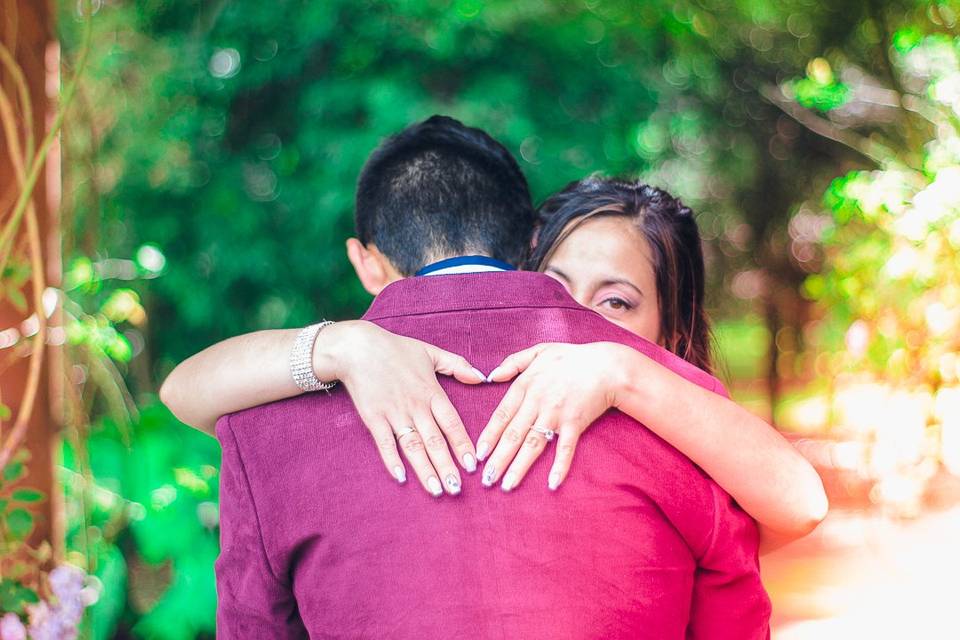 El novio abraza a la novia