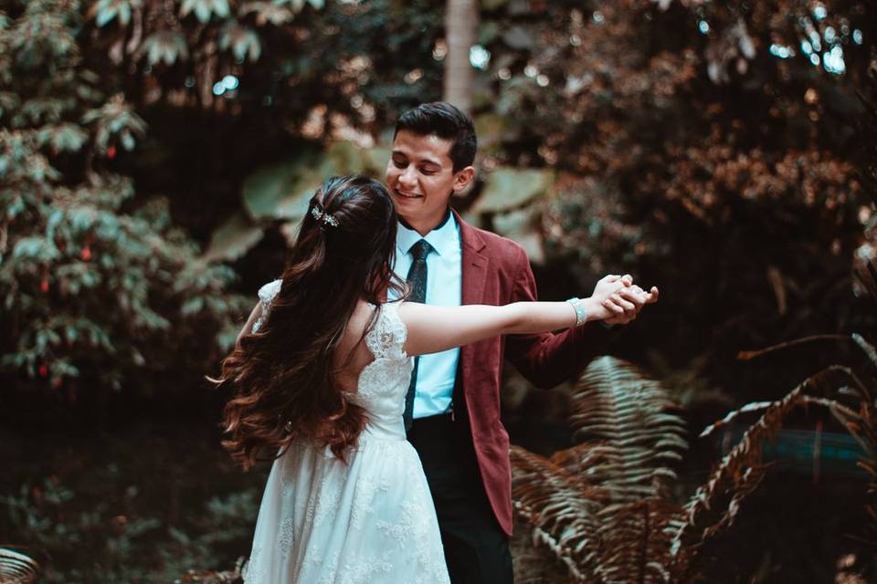El novio y la novia bailan