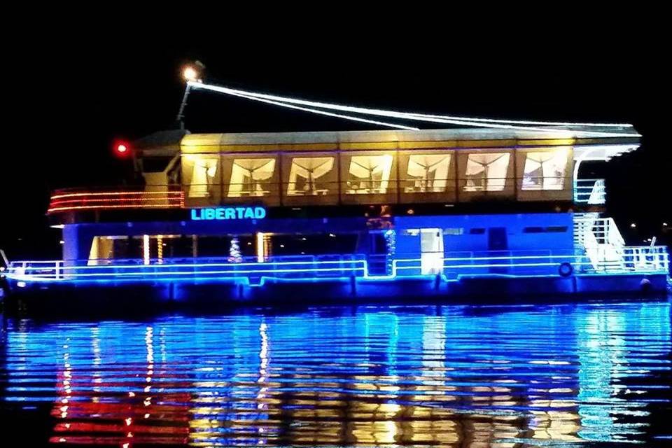 Barco Libertad en la noche
