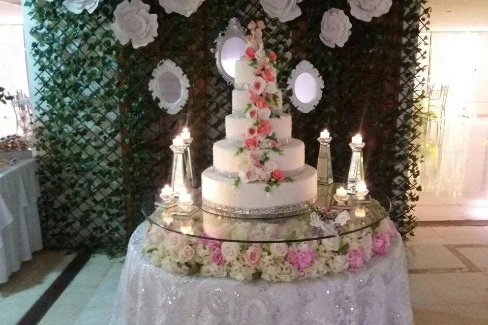 Wedding cake, pearls and roses