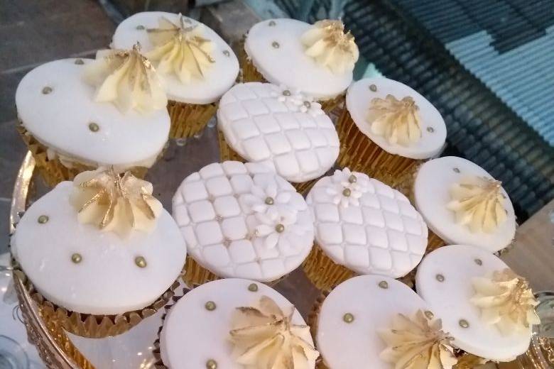Golden cupcakes