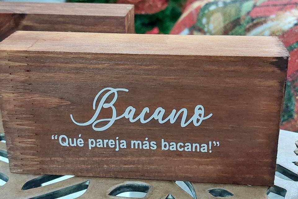 Nombre de mesa en madera