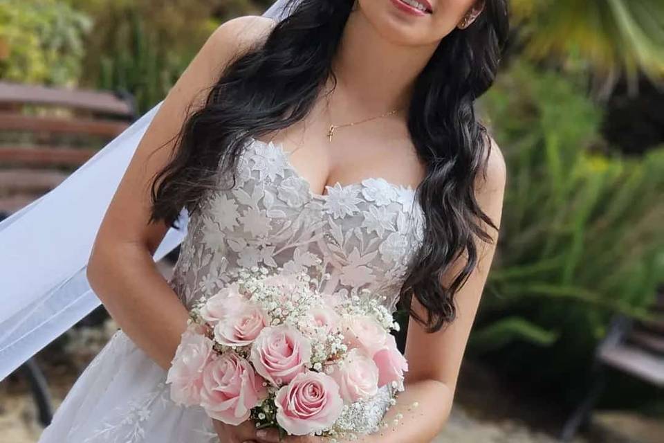 Bouquet con rosas y gipsófilia