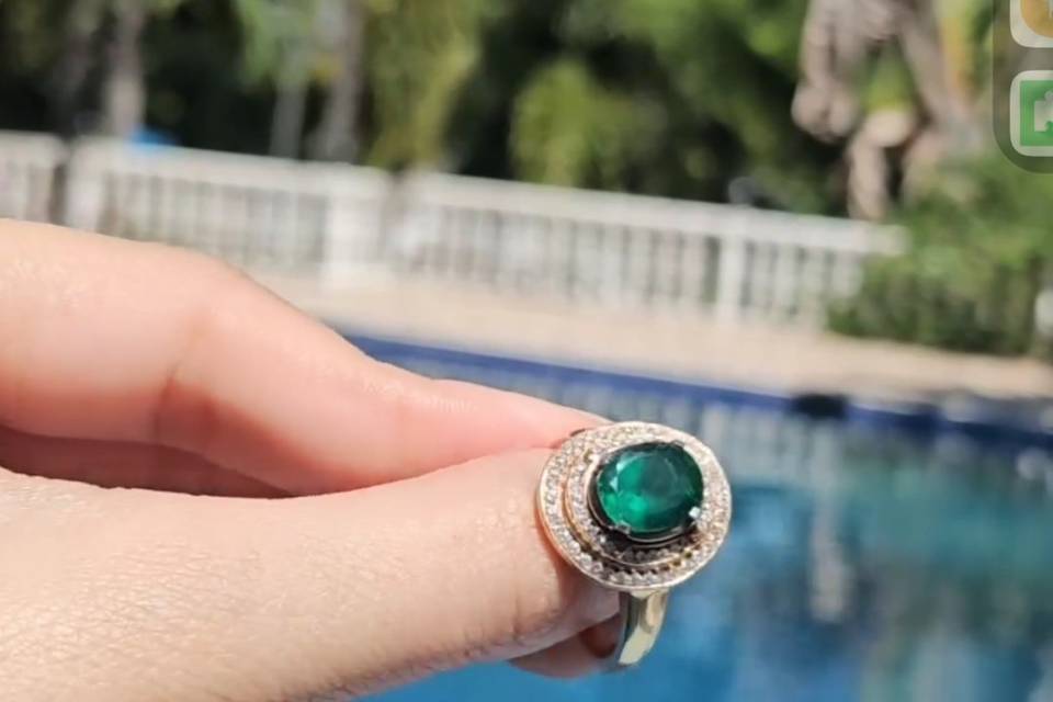 Anillo con esmeralda compromis