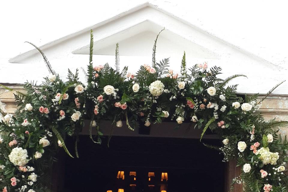 Arco capilla en flores