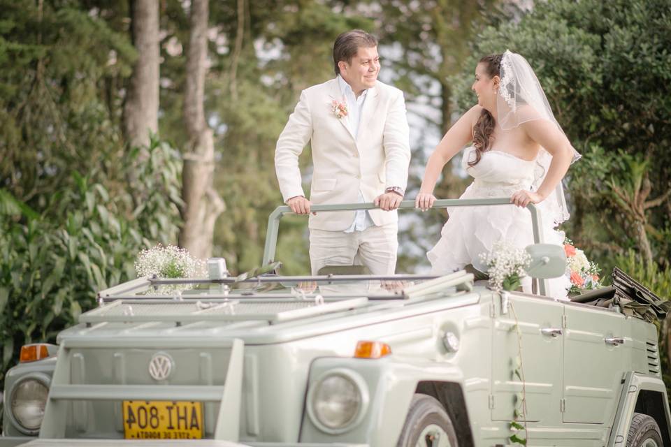 Novios en el coche