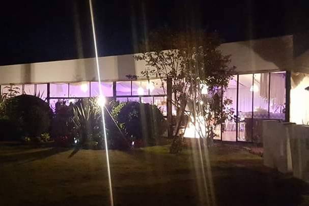 Boda nocturna salón elegante