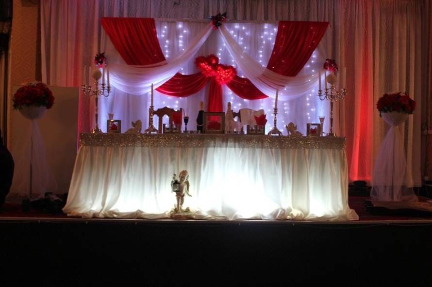 Mesa con luces debajo del mantel