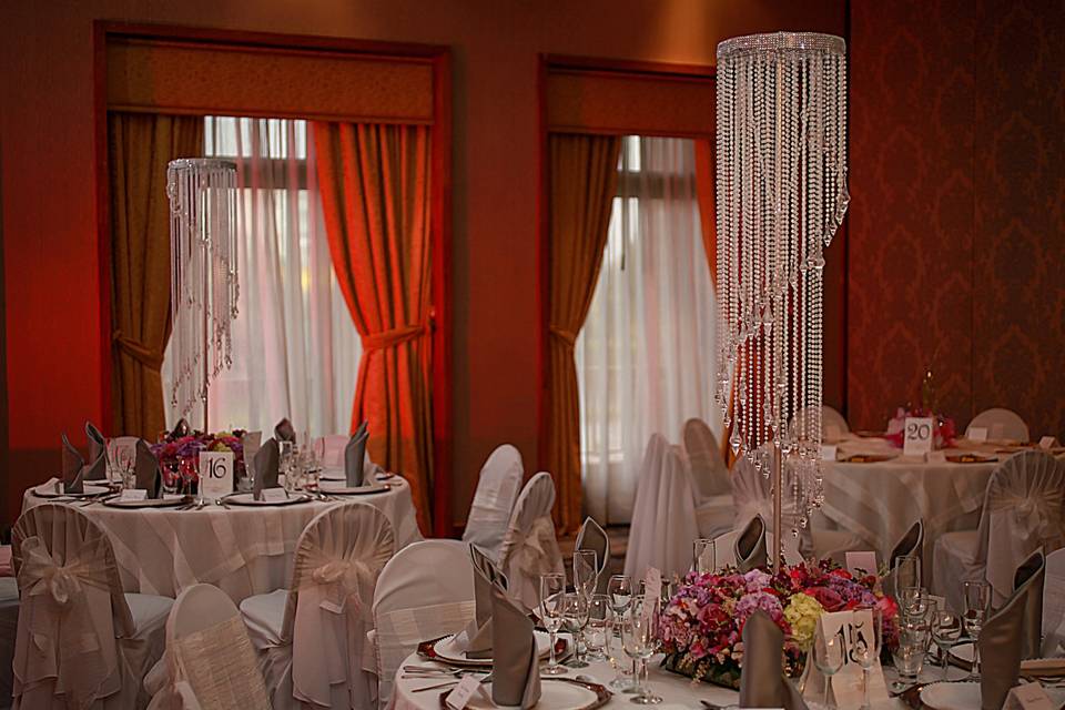 Mesa con manteles blancos