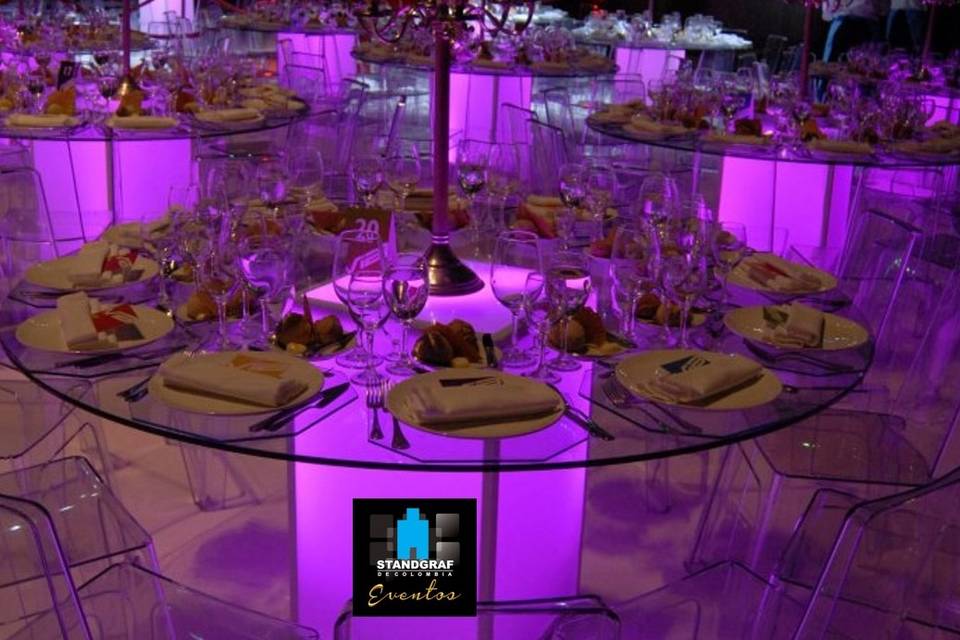 Mesa de cristal con luz rosa