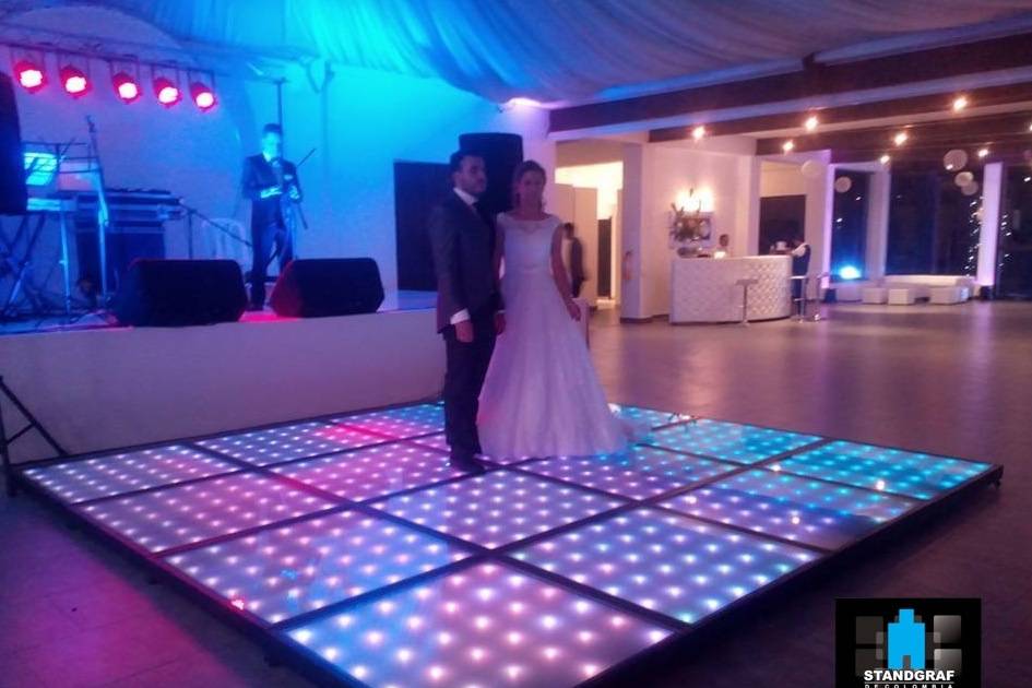 Pista led con los novios en el centro